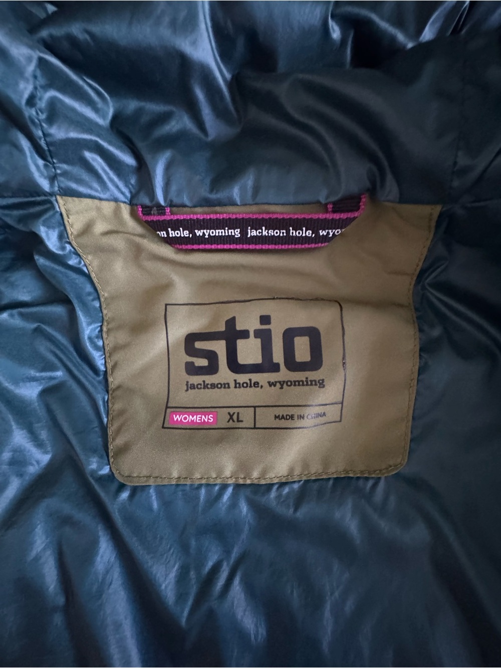 Stio Women’s Olive Green Puffer Jacket with Blue Lining - Picture 7 of 8